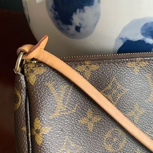 Louis Vuitton monogram pochette accessoire bag